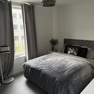 Barking Riverside Hostal